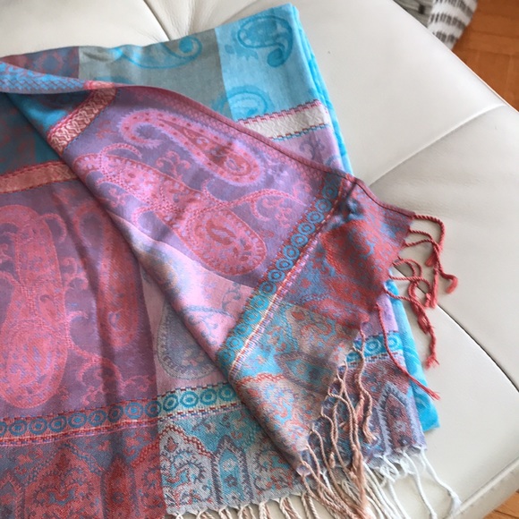 Pretty scarf/wrap - Picture 4 of 6